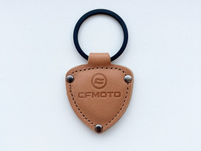 Kožená trojúhelníková klíčenka CFMOTO