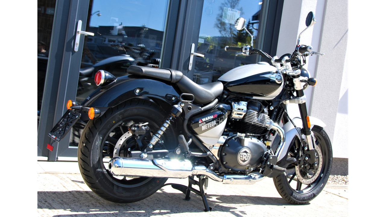 Royal Enfield Super Meteor 650 INTERSTELLAR BLACK